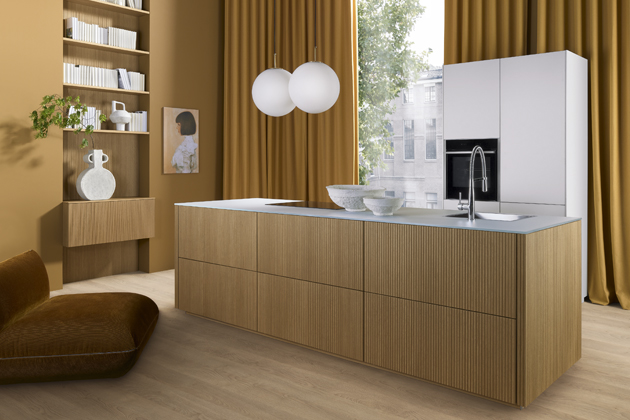 NeoLodge, kuchyň kombinuje minimalistické moduly s frontálními plochami z tvrzeného skla Glass Tec v bílém odstínu a z drážkované dubové dýhy Diamond Oak,  ve stejném provedení jsou k dispozici i police a nástěnný příborník 