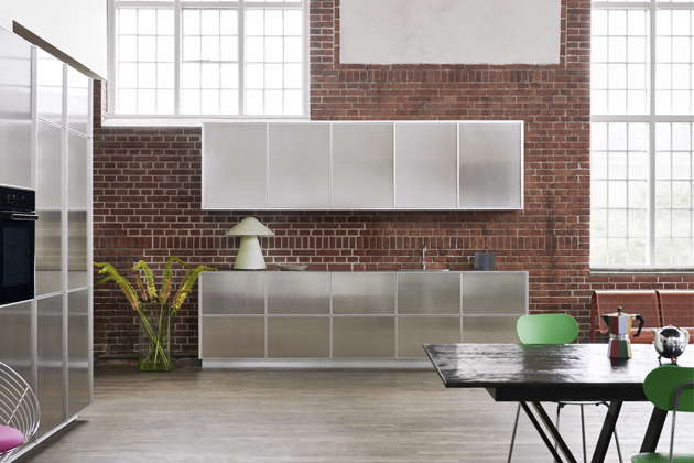 Reflect, design Jean Nouvel, minimalistická kuchyň s kovovým vroubkovaným pláštěm a deskou z nerezavějící oceli přinese s dopadajícím světlem do interiéru vždy jinou atmosféru 