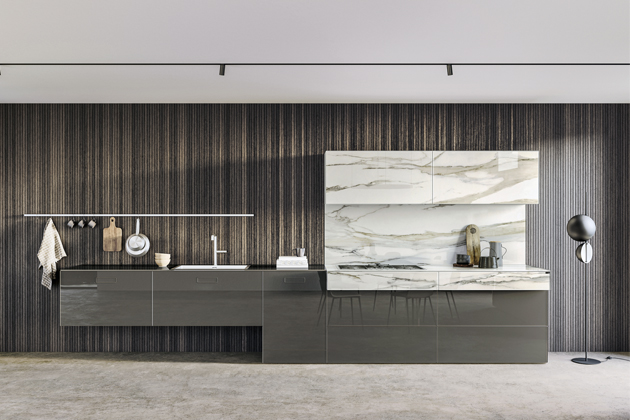 36e8 Marble XGlass (LAGO), design Daniele Lago, minimalistickou kuchyň tvoří moduly z tvrzeného, digitálně potištěného skla, které lze variabilně postavit či zavěsit na zeď 