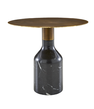 Oxydation, design Kateryna Sokolova, stolek se základnou z mramoru Marquina a s deskou z oxidované mosazi, cena 41 000 Kč 