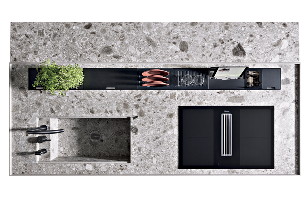 36e8 Metal XGlass, design Daniele Lago, ostrůvková kuchyň kombinuje dva bloky z tvrzeného, lakovaného a ručně kartáčovaného skla a dřeva 