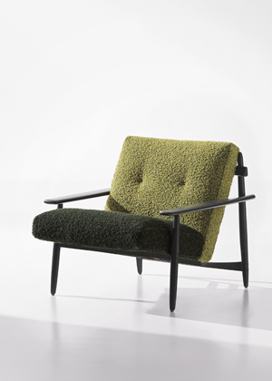 Křeslo Trio, design Marcio Kogan, rozměr 80 × 90 × 75 cm,  cena od 110 000 Kč dle materiálu  → www.minottipraha.cz