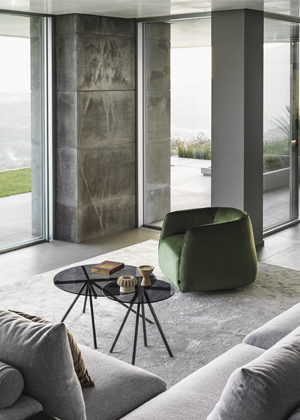 Křeslo Kodi s pevnou nebo otočnou  podnoží, design Andrea Arena, rozměr 85 × 91 × 70 cm, cena  dle výběru kategorie látky  a otočné podnože 32 200 až  48 100 Kč → www.defakto.cz