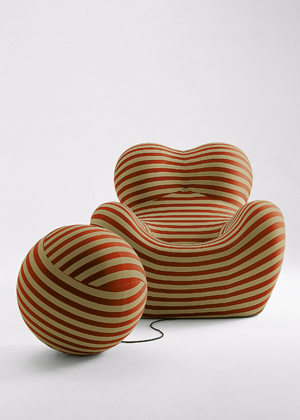 Křeslo Up, design Gaetano Pesce,  rozměr 120 × 103 × 130 cm, cena 141 287 Kč 