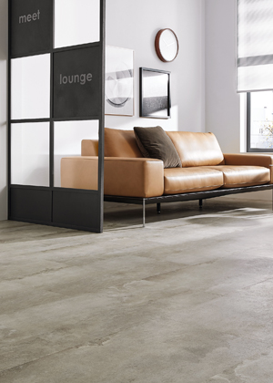 Vinylová podlaha FLOOR FOREVER VINYL, kolekce Design Stone 0,55, dekor 9977 Industrie Concrete Cream, lepený způsob pokládky, rozměr lamel 2,5 × 457,2 × 914,4 mm, cena 903 Kč/m²
