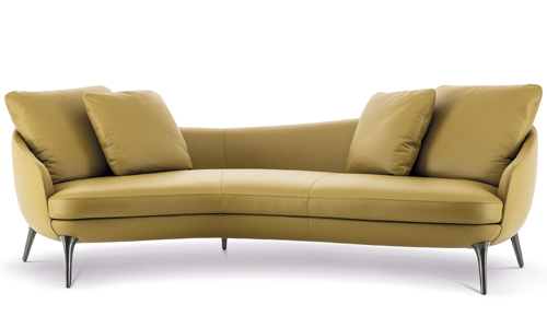Sofa Raphael, design duo GamFratesi, textilie i kůže, cena od 290 000 Kč 