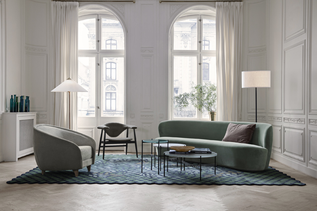 Sofa Revers, design Gubi, masivní dub nebo ořech, textilie i kůže, cena od 157 000 Kč