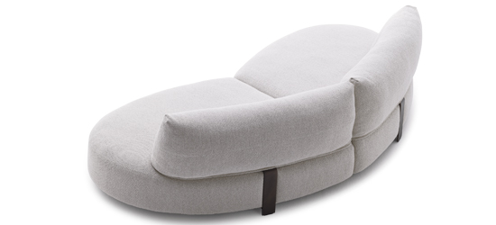 Modulární sofa Ethia,  design Jai Jalan, textilie i kůže, cena od 182 880 Kč 