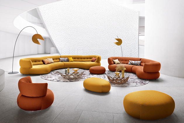 Pohovka Sense, design studio Roche Bobois, textilie i kůže, cena od 176 176 Kč 