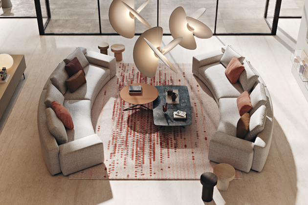 Sofa Venise, design Gabriele a Oscar Buratti, textilie i kůže, cena od 149 900 Kč