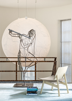 Židle Hiroi pro Cappellini, dobové nebo jasanové dřevo a kůže, rozměry 62,5x75,5x74 cm, cena od 40 342 Kč