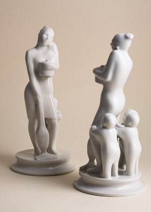 Dobrá matka, porcelán litý do formy,  rozměry 25 × 12 cm, limitovaná edice 50 kusů