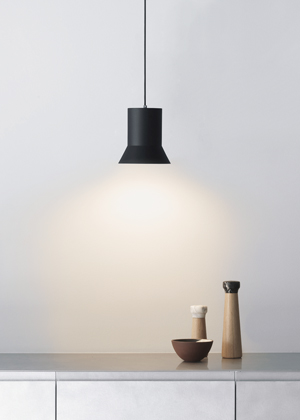 Hat, materiál lakovaný hliník, možnost nastavení jasu a barvy světla, průměr 19 cm, cena 3 375 Kč 