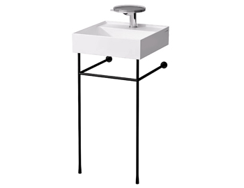 Kartell by Laufen, umývátko s rámem z lakovaného kovu, rozměry 46 × 46 cm, cena od 10 012 Kč → www.koupelny-ptacek.cz  5 Phant (House Doctor), odkládací stolek z mangového dřeva, rozměry 38 × 43 cm, cena 6 975 Kč 
