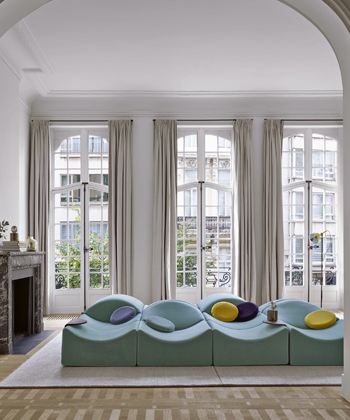 Modulární sofa Asmara, design Bernard Govin, rozměry 234 × 183 cm (devět modulů), cena na dotaz 