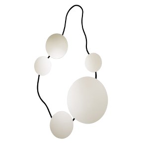 Zrcadlo Heals, design Jutta Werner, výška 105 cm, sklo v ocelovém rámu,  cena na dotaz → www.ligne-roset.com