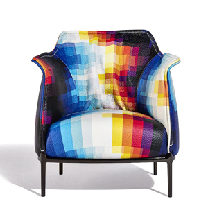 Křeslo Archibald, design  Jean-Marie Massaud, textilní čalounění ze speciální výroční edice navrhl Felipe Pantone, rozměry  83 × 80 × 75 cm, dostupné v mnoha barevných a materiálových provedeních, cena na dotaz 