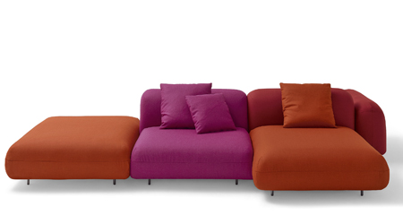 Sofa Tokio, design Claesson Koivisto Rune, konstrukce z kovu, rozměry 77 × 350 × 122 cm, cena 365 210 Kč