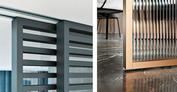 Detail uchycení dveří IDEALINE HORIZONTAL do posuvu do stropu PREMIUM (vlevo) a detail dveří IDEA – navázání na podlahu bez nutnosti přechodové lišty