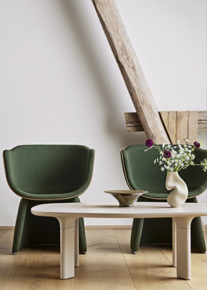 Elegance v objemu Výrazný Monolit je křeslo, které i přes svůj neskromný objem zůstává elegantní, půvabné a sofistikované. Lehkost poskytuje už na první posezení – jemně vás obejme, nabídne pocit útulnosti i soukromí a zároveň zvýší komfort třeba při dlouhém stolování s přáteli. Design Cecilie Manz, rozměry 71 × 91 × 55 cm, cena od 35 300 Kč