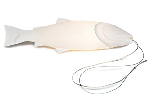 Mykiss, závěsné svítidlo ve tvaru ryby z neglazovaného porcelánu,  rozměry 57 × 17 × 9 cm, cena 6 659 Kč 