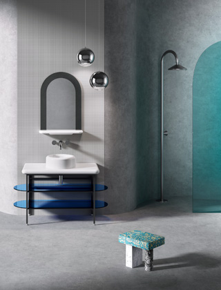 Liquid, design Tom Dixon, umyvadlový stolek s otevřenými policemi z ultramarínového skla, cena na dotaz 