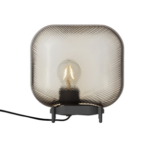 Virva, stolní lampa s kovovou základnou a ručně foukaným skleněným stínidlem,  rozměry 25 × 25,5 cm, cena 14 000 Kč