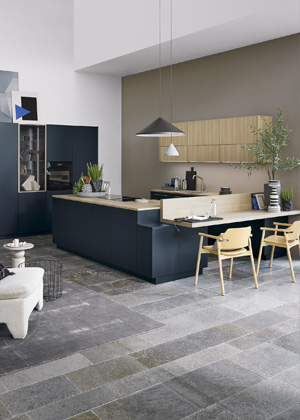 Hluboký modrý odstín matného laku Soft Lack doplňuje nový povrch světlého dubového dekoru Manhattan Natural Oak. 