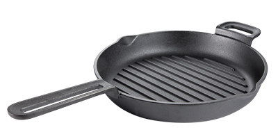 Litinová pánev Massive, Ø 28 cm, zobáček na odlévání šťávy, cena 1 399 Kč  → www.tescoma.cz