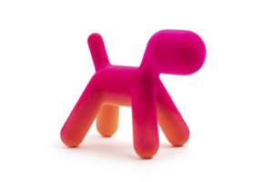 Milovaný Puppy dostal nový kožíšek! Polyetylen v tomto případě pokrývá sametový povrch přecházející z oranžové do fluorescenční růžové. V provedení XS se ikonický mazlíček jednoduše stane ozdobou stolů i knihoven… Design Eero Aarnio, rozměry 14,5 × 11 × 18,5, cena od 6 035 Kč.