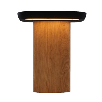 Francouzský designér Guillaume Delvigne proslul spoluprací s mnoha prestižními značkami včetně Hermès a aktuálně svou vizi zhmotnil do podoby stolní lampy Auvent (Ligne Roset) z masivního dřeva a lakované MDF, která okouzluje svým architektonickým výrazem i jemnými detaily. Rozměry 26 × 30 × 17,5 cm, cena 18 735 Kč