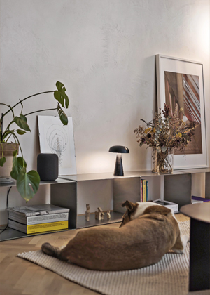 Architekti si pohráli s materiálovou mnohovrstevnatostí interiéru, v němž kresbu dřeva a vzor parketové podlahy, skládané do klasické rybí kosti, doplňují uhlazené plochy z nerezavějící oceli a měkkost i hrubé struktury textilií.