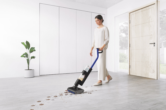 Speciální čistič mokrých podlah Dyson WashG1 využívá kombinaci hydratační, absorpční a extrakční technologie k odstranění mokrých a suchých nečistot současně. Automaticky odděluje nečistoty od špinavé vody. Zvládne uklidit plochu až do 290 m2, cena 25 000 Kč