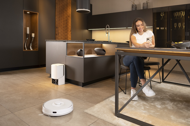 Robotický vysavač SRV 9385 WH vysaje i vytře. Díky Li-Ion baterii s kapacitou 5 000 mAh dokáže pracovat až 200 minut na jediné nabití, jeho nabíjecí stanice s nádobou na prach dokáže vysavač samostatně zaparkovat, nabít a automaticky přesát nasbíraný odpad, takže ho nemusíte vysypávat sami, cena 12 999 Kč