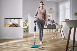 Tyčový vysavač s mopem Unlimitied 7 ProHygienic Aqua vyniká neomezenou flexibilitou díky ohebné trubici a snadné manipulaci a s filtračním systémem HEPA zajistí dokonale hygienický úklid při vysávání i mytí, cena od 17 190 Kč