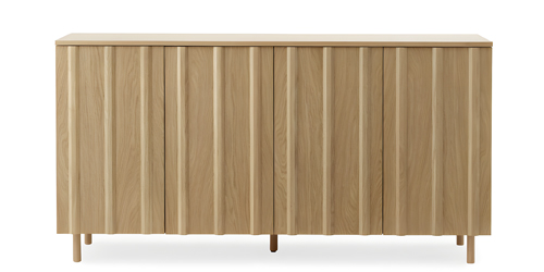 Komoda Rib, design Simon Legald, lakovaný masivní dub a dubová překližka, rozměry 86,5 × 45 × 159 cm, cena na dotaz