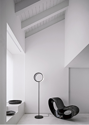 Křeslo Voido, design Ron Arad, polyetylen, rozměry 78 × 58 × 114 cm,  cena 16 481 Kč, stojací lampa Lost (Magis),  design BrogliatoTraverso, konstrukce z lakovaného hliníku, cena na dotaz 