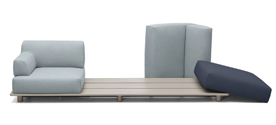 Modulární sofa Palco, design Sam Hecht a Kim Colin, teaková platforma s kovovou základnou, vhodné pro venkovní použití, cena na dotaz 