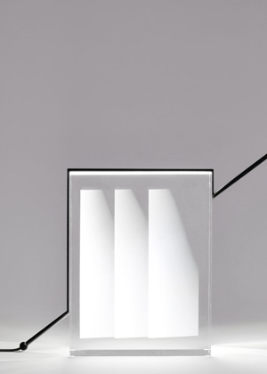 Svítidlo z kolekce Light Fragments, design Nendo pro The Noguchi Museum, masivní blok akrylátu obtéká osm milimetrů široký hliníkový profil s LED diodami, cena na dotaz 