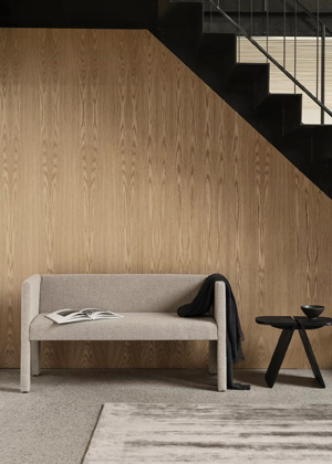 Sofa Sitta, design Anton Björsing, čalounění z udržitelné bouclé textilie, rozměry 73 × 135 × 55 cm, cena 24 975 Kč 