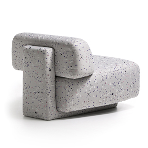 Křeslo z kolekce Gogan, design Patricia Urquiola, konstrukce ze dřeva, textilní čalounění, rozměry 86 × 96 × 67 cm,  cena 67 112 Kč