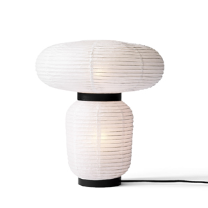 Stolní lampa Formakami , design Jaime Hayón, rýžový papír a mořený dub, výška 50 cm, cena 6 040 Kč 