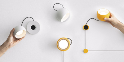Ixa Wall Spot, design Foster + Partners, nástěnná lampa s flexibilní kulovitou hlavou připojenou magnetem k základně, 3 000 K, cena na dotaz
