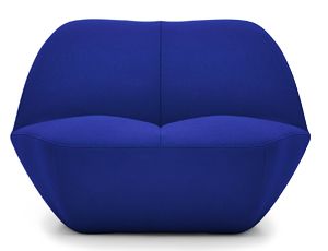 Kiss, design Marcel Wanders, lounge křesílko s textilním potahem Kvadrat  ze 100% vlny v různých barevných variantách, cena na dotaz 