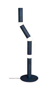 LightBone, design Färg &amp; Blanche, stojací svítidlo s tělem z mořeného dubového dřeva, rozměry 124 × 32 × 7,6 cm,  cena 59 519 Kč