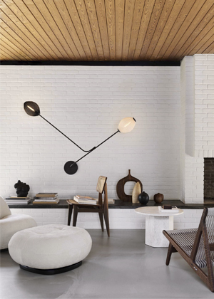 Satellite , design Mathieu Matégot, nástěnná lampa z perforovaného kovu,  rozměry 119 × 57,5 × 166 cm, cena 27 019 Kč