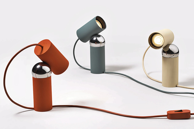 Bilboquet, design Philippe Malouin,  stolní lampy s nastavitelnou hlavou a tělem  z polykarbonátu získaného jako vedlejší produkt z výroby papíru, cena 7 375 Kč 