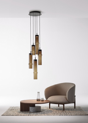 Bamboo Forest, design Fumie Shibata, závěsné svítidlo z ručně foukaného skla a kovu  s textilním kabelem, 2 700 K, cena 132 495 Kč