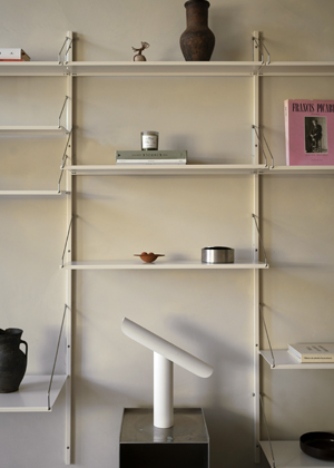 T-Lamp, design Regular Company, stolní lampa s nastavitelnou horní částí a stmívací funkcí, cena 8 125 Kč → www.framacph.com