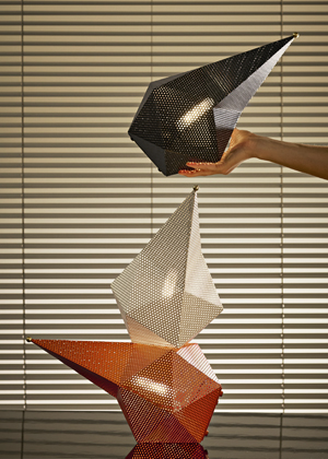 Bagdad , design Mathieu Matégot,  reedice ikonického svítidla v podobě přenosné lampy, materiál perforovaná ocel, rozměry  36 × 18 × 18 cm, cena na dotaz